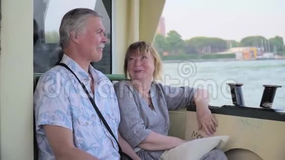 年长夫妇在船上放松视频的预览图