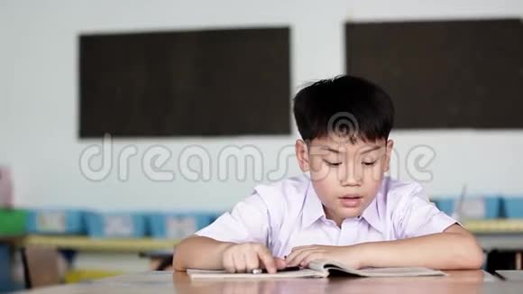 亚洲孩子穿着学生制服读写做作业的学校视频的预览图