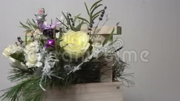 木篮里的花束视频的预览图