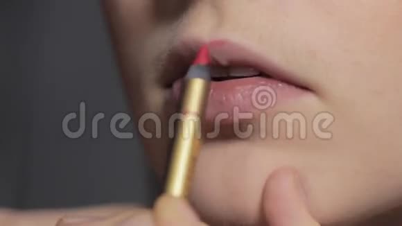 女人涂了红唇化妆视频的预览图