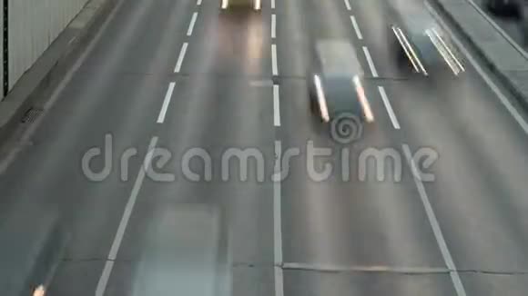 在城市高速公路上的巨大车流视频的预览图