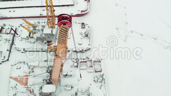 冰冻海港冬季停泊船只直升机射击视频的预览图