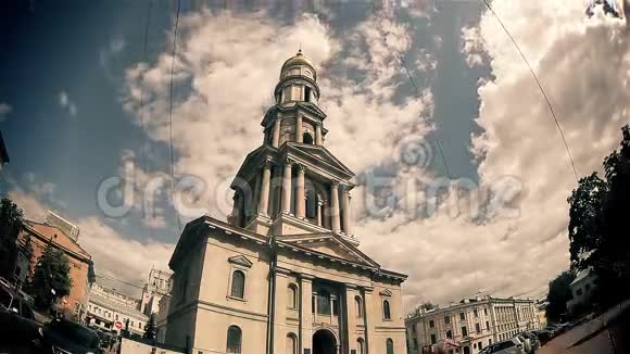 在老城区的天主教大教堂视频的预览图