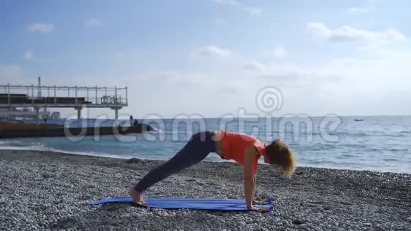 日出时在海边做瑜伽的女孩视频的预览图