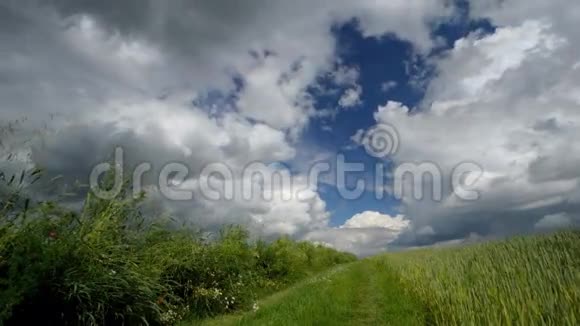 时光流逝的乡村道路和风景如画的云彩视频的预览图