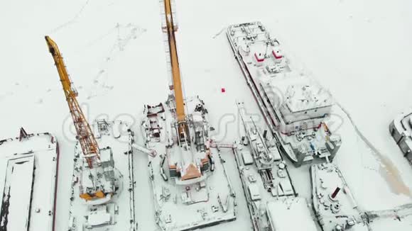 冰冻海港冬季停泊船只直升机射击视频的预览图