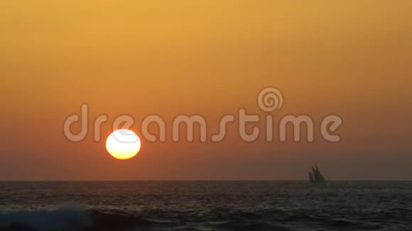 帆船在日落时穿过地平线兰萨罗特视频的预览图