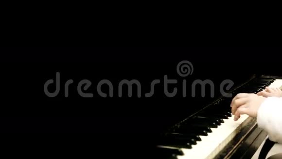 艺术背景钢琴手右侧射视频的预览图