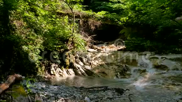 小山河自然带岩山中的河流野生动物美丽的景观视频的预览图