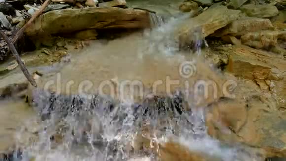 带有岩石的小自然山河山中的河流野生动物美丽的景观视频的预览图