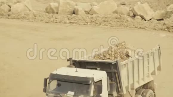 在采石场的路上的卡车视频的预览图