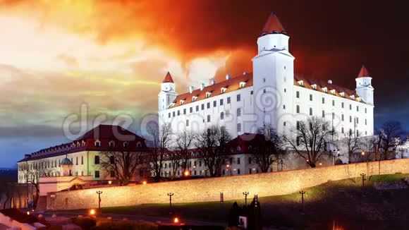 斯洛伐克日落时布拉迪斯拉发城堡时间流逝视频的预览图