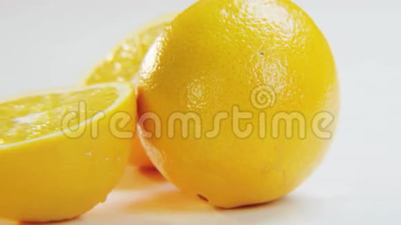 白色背景上的橙子视频的预览图