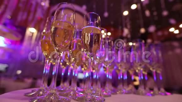 餐厅桌上放着香槟的酒杯节日桌上放着香槟的酒杯桌上放着干净的酒杯视频的预览图