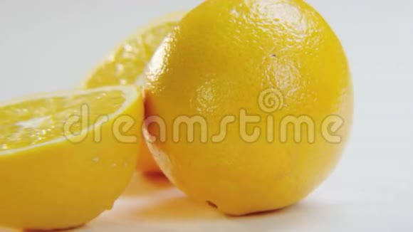 白色背景上的橙子视频的预览图