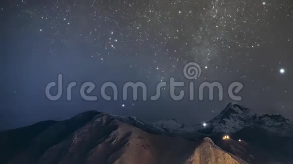 乔治亚州的斯蒂芬斯明达夜空星光闪耀星光闪耀笼罩在喀斯别克山的山顶上著名的加热提视频的预览图