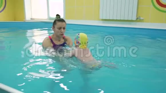 带教练学游泳的宝宝视频的预览图