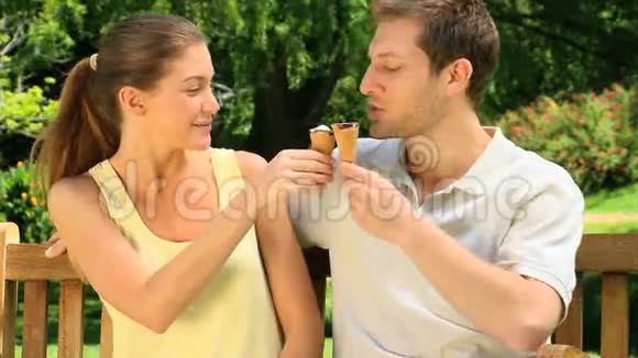两个人吃冰淇淋视频的预览图