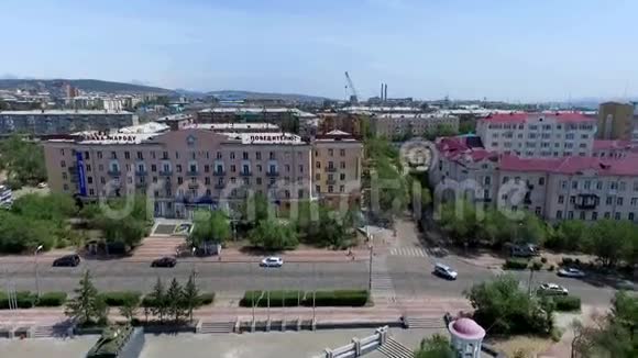 美丽的夏季城市乌兰乌德鸟瞰图视频的预览图