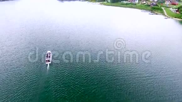 湖岸城堡鸟瞰图视频的预览图