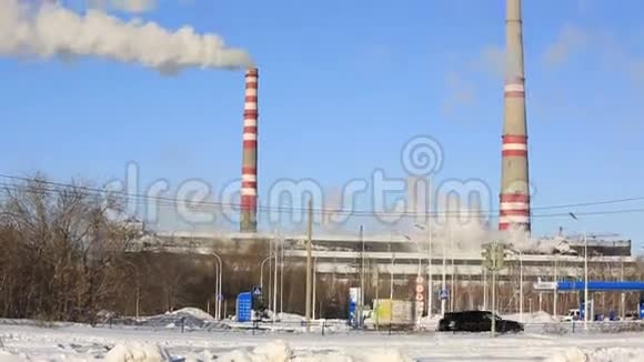 火力发电厂在阳光明媚的寒冷日子工业烟雾从管道顶着蓝天视频的预览图