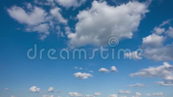 美丽的云彩在蓝天中飞翔时光流逝视频的预览图