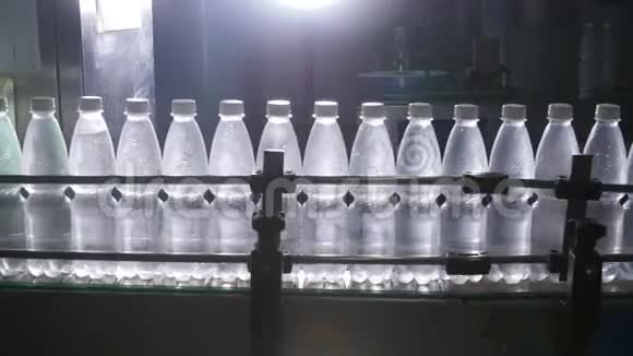 瓶装水的制造工厂的传送带视频的预览图