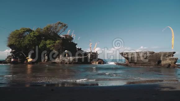 塔纳罗得寺海洋岩石上有树木视频的预览图