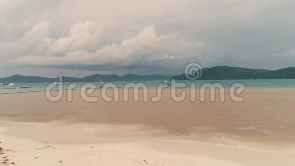 泰国珊瑚岛无人驾驶飞机在热带雨水与清澈的海水混合后将海水染成沙色视频的预览图