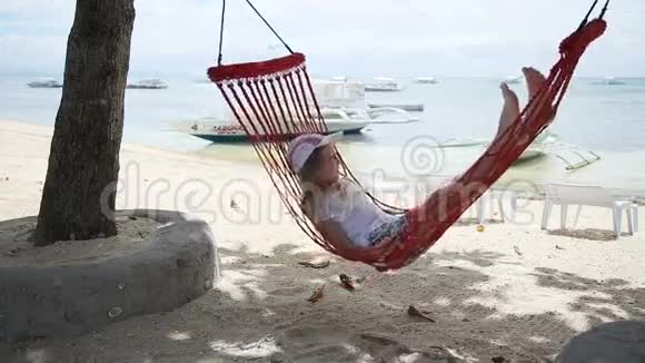 儿童在海边的吊床上放松视频的预览图