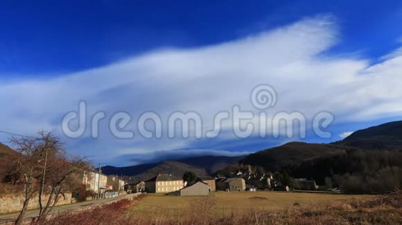 法国有移动云的比利牛斯村视频的预览图