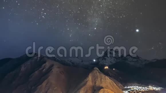乔治亚州的斯蒂芬斯明达夜空星光闪耀星光闪耀笼罩在喀斯别克山的山顶上著名的加热提视频的预览图