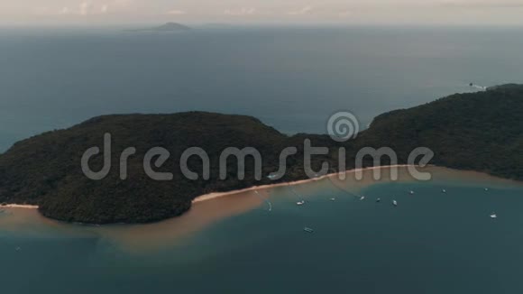 泰国珊瑚岛Drone拍摄的水在热带雨水和清澈的海水混合后染成沙色视频的预览图
