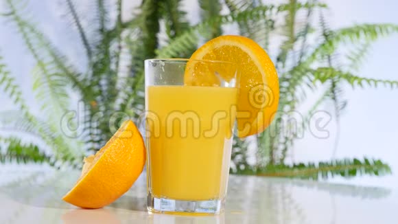 橘子和橙汁在桌子上旋转视频的预览图