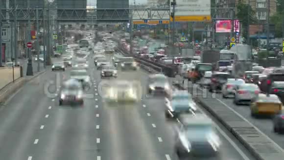 城市公路时间推移运动上巨大的汽车交通视频的预览图