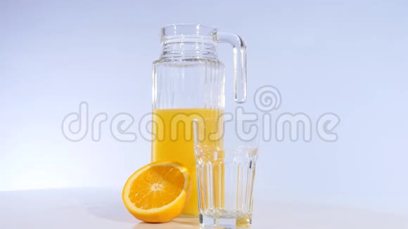 橘子和橙汁在桌子上旋转视频的预览图