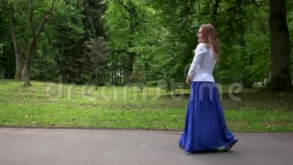夏天在公园散步的孕妇视频的预览图