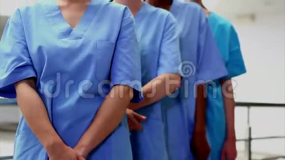 微笑的女护士看着镜头视频的预览图