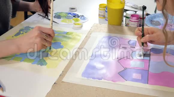 两名成年女子在艺术学校附近用彩色丙烯酸颜料作画视频的预览图