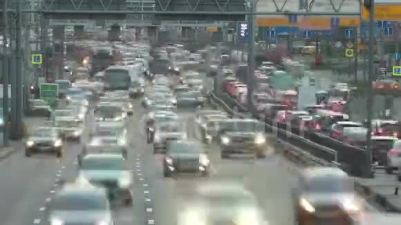 城市公路时间推移运动上巨大的汽车交通视频的预览图