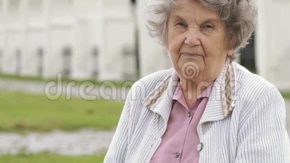 一位老年妇女正在寻找腕带健身追踪器视频的预览图