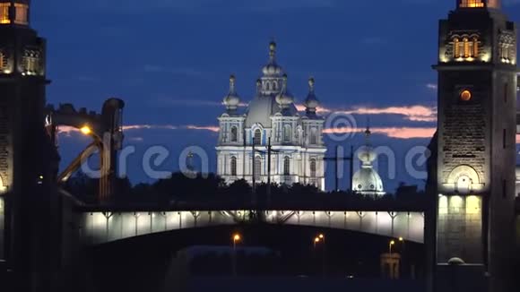 斯莫尼大教堂与布尔什克辛斯基大桥白夜圣彼得堡视频的预览图