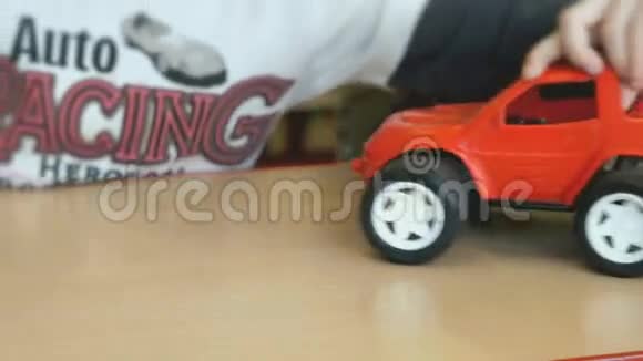 两个孩子在桌旁玩玩具模型车视频的预览图