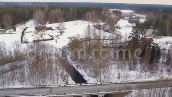 河上的桥空中镜头森林景观日落视频的预览图