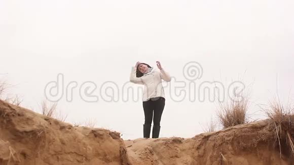 秋日自然沙中跳跃的女人视频的预览图