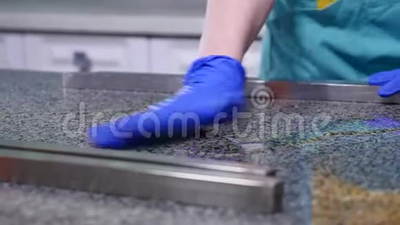 一个女人在桌子上工作煮焦糖视频的预览图