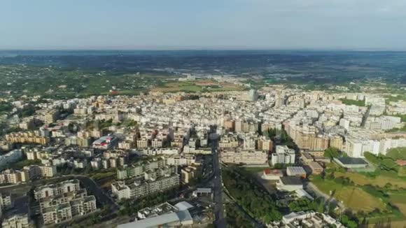 意大利城市靠近大自然的无人机飞行4k视频的预览图