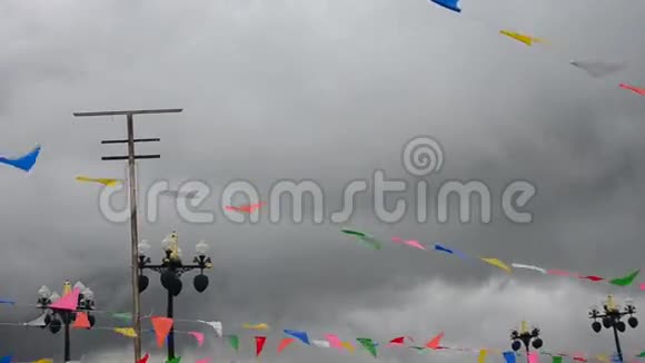彩旗和天空风暴云运动视频的预览图