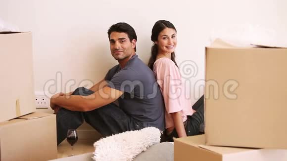 一对夫妇坐在有盒子的房间里视频的预览图