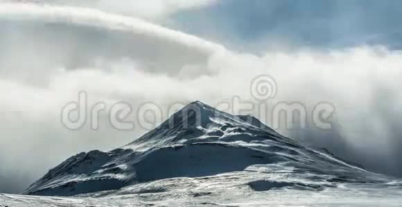 北极的云层在山上翻滚视频的预览图